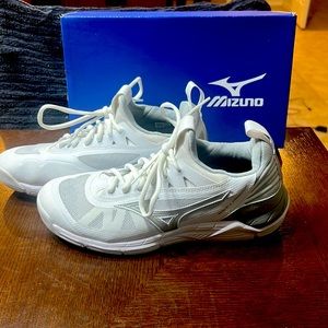 Mizuno Women's Size 9 - Wave Luminous Indoor Volleyball Court Shoe